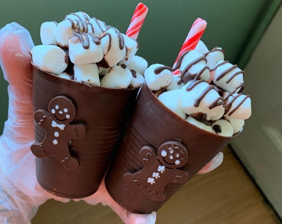 Easy Christmas Chocolate Hot Cups: Quick Holiday Dessert Idea