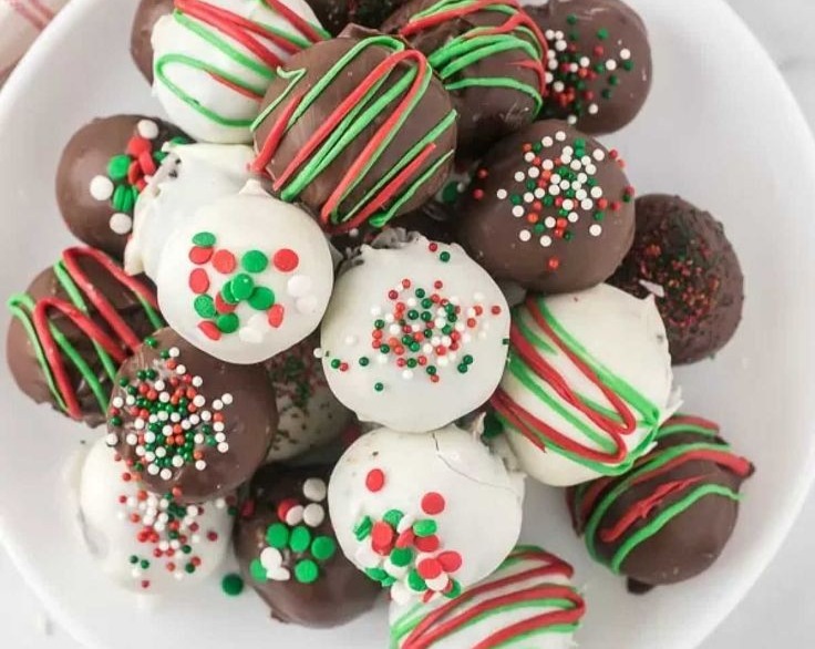 Healthy Christmas Grinch Fruit Snacks Party Platter for Kids serving