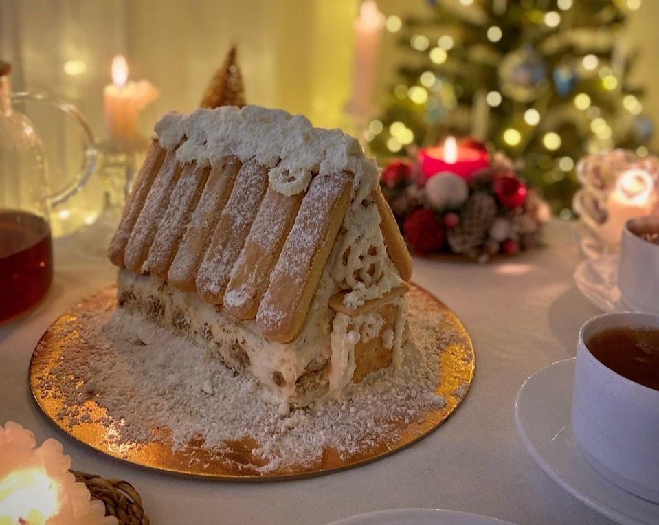 Easy Gingerbread Village Cake: Festive Christmas Decor Ideas overview