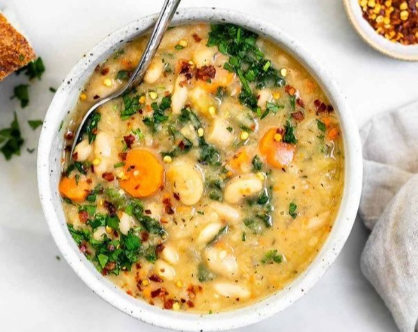 Easy Vegetarian Tuscan White Bean Soup with Spinach overview